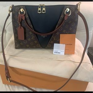 Louis Vuitton black V Tote MM